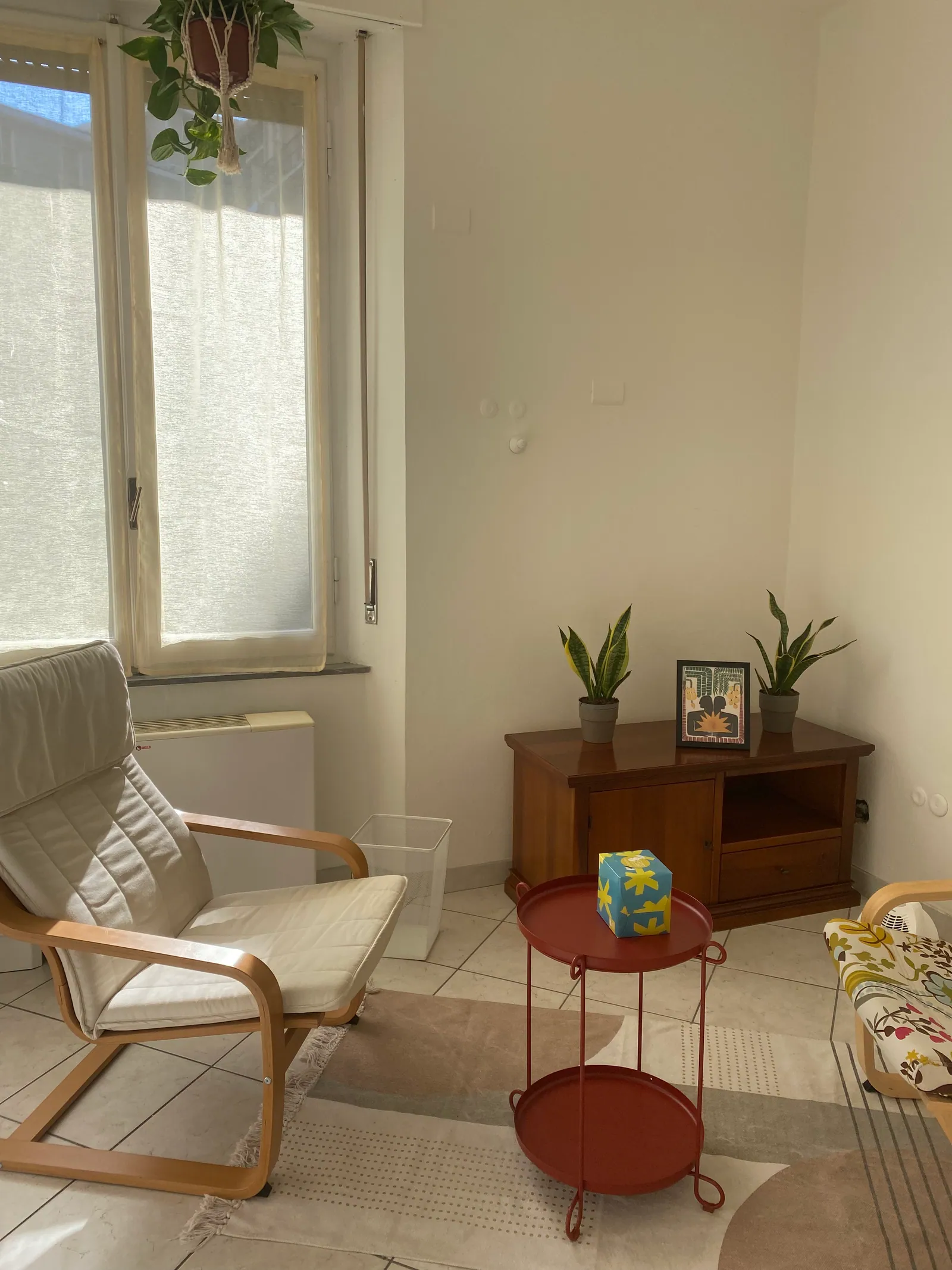 Interno dello studio di psicoterapia con luce naturale